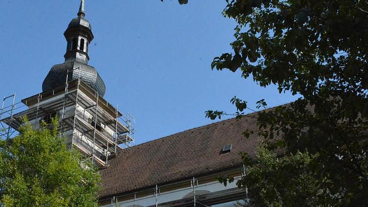 Von allen Seiten ist die Kirche von Ermershausen eingerüstet, um ihr ein neues Gesicht zu geben.  Foto: Schmidt