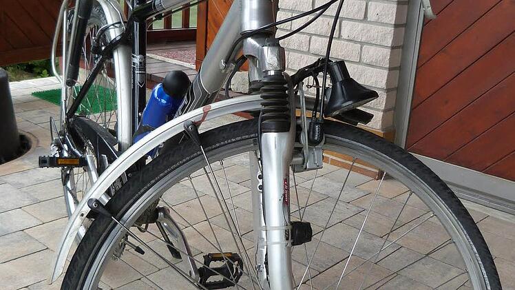 Den Fahrradreifen hat einer der Dobermänner platt gebissen. Durch den Sturz wurden eine Bremse und die Lampe beschädigt.