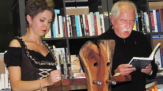 Lesung im Duett: Werner Rosenzweig und Karpfenk&ouml;nigin a.&nbsp;D. Kathrin I., die auch in dem Krimi eine Rolle spielt Fotos: Dieter Gropp
