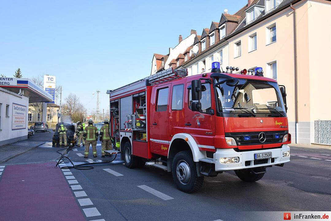 Auto fängt Feuer an Tankstelle in Bamberg