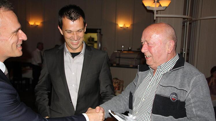 Bernhard Glück (rechts) hatte Glück: Er bekommt einen Gutschein für KissSalis (Wert 1000 Euro) von Richard Pucher (Mitte).