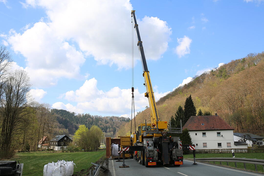 Bad Berneck. Lkw stürzt Abhang hinab