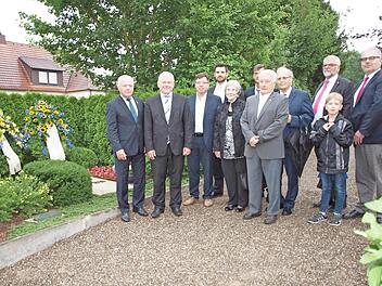 Helmut Fischer, Thomas Hacker, Thomas Nagel, Irmgard Nehmzow und Winfried Weinbeer (vorne von links) sowie weitere FDP-Politiker gedachten des 51. Todestages von Thomas Dehler. Foto: Alfred Thieret