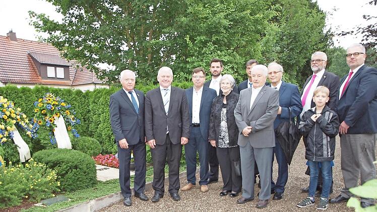 Helmut Fischer, Thomas Hacker, Thomas Nagel, Irmgard Nehmzow und Winfried Weinbeer (vorne von links) sowie weitere FDP-Politiker gedachten des 51. Todestages von Thomas Dehler. Foto: Alfred Thieret