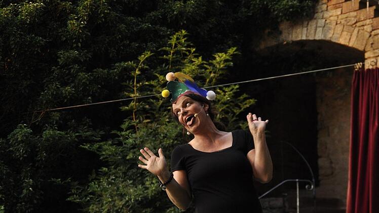 Claudia Albrecht mit dem Lied "Ich wollt ich wär ein Huhn". Foto: Peter Klopf