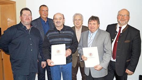 Ehrungen gab es beim Radsportverein "Solidarität" Reuth. Im Bild (von links): BLSV-Kreisvorsitzender Mario Schmid, RKB-Vizepräsident Sport Jürgen Wirth, Jürgen Bauer, stellv. BLSV-Kreisvorsitzender Hartmut Nenninger, Vorsitzender Thomas Bittruf und Bürgermeister Egon Herrmann Foto: Dieter Wolf