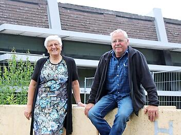 Rosina Eckert und Norbert Schreiner setzen sich für den Erhalt des Hallenbad-Gebäudes ein und wollen eine Umnutzung als Veranstaltungsraum. Über die Zukunft des Gebäudes ist das letzte Wort noch nicht gesprochen.  Foto: Thomas Malz