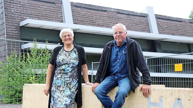 Rosina Eckert und Norbert Schreiner setzen sich für den Erhalt des Hallenbad-Gebäudes ein und wollen eine Umnutzung als Veranstaltungsraum. Über die Zukunft des Gebäudes ist das letzte Wort noch nicht gesprochen.  Foto: Thomas Malz