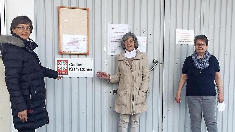 Theresia Schodorf-Friedrich, Sonja Nölte und Waltraud Markert (von links) vor dem Kramlädchen.