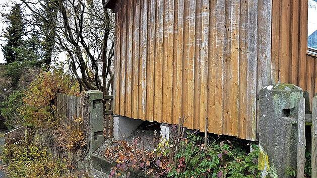 Die Ursache der Ausbuchtung der Natursteinmauer am bisherigen Kita-Gelände "Mäuseparadies" soll durch einen Gutachter geklärt werden.