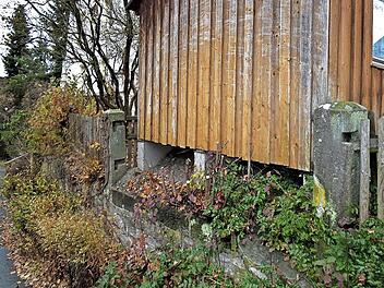 Die Ursache der Ausbuchtung der Natursteinmauer am bisherigen Kita-Gelände "Mäuseparadies" soll durch einen Gutachter geklärt werden.