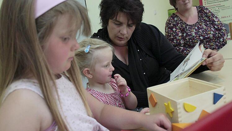 Josefine und Emily (von links)  bei der Arbeit mit       Opstapje-Mitarbeiterin          Carola Mauser. Vergleichbar     mit diesem Awo-Projekt,  soll es im Landkreis nun         eine  Förderung  noch jüngerer Kinder    geben. Foto: Archiv /Hofbauer