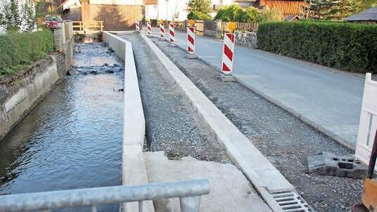 In der Bahnhofstraße ist die neue Ufermauer schon fertig. Foto: Friedwald Schedel