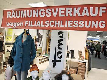 Im Schaufenster von Textil-Winkler hängt eine klare Aussage. Fotos: Peter Groscurth