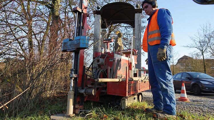 Das Bohrgerät rammt ein Gestänge in die Böschung. Foto: Arkadius Guzy