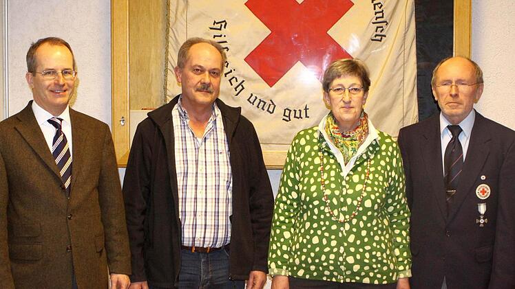 Dr. Alexander Siebel, Hermann Pickel (125 Blutspenden), Sigrid Möller (125 Spenden), Heribert Gritsch. Foto: Thomas Dill