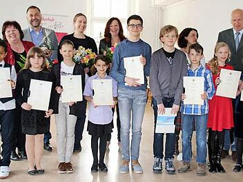 Zehn Schüler der Coburger Musikschule belegten beim Regionalwettbewerb für Amateure "Jugend musiziert" erste Plätze, für die sie von Klaus Anderlik (hinten rechts) ausgezeichnet wurden. Die höchste Punktzahl erzielten in ihrer Kategorie die Klavierspielerinnen Helen Seckel und Noelle Günther (vorn, von rechts). Henrik Letzer (Bildmitte) siegte beim Deutschen Akkordeon-Wettbewerb auf Landesebene.  Foto: Bettina Knauth