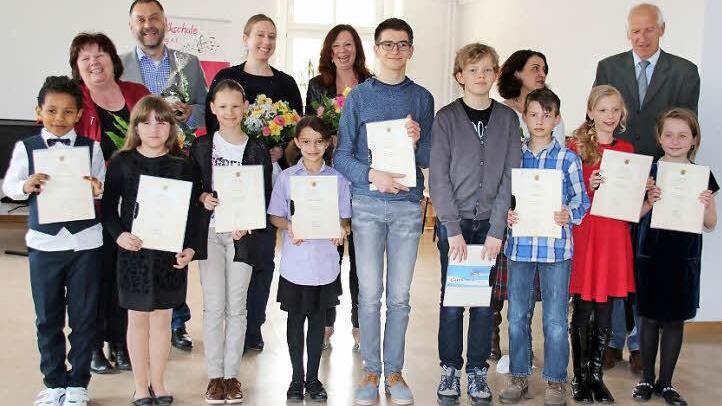 Zehn Schüler der Coburger Musikschule belegten beim Regionalwettbewerb für Amateure "Jugend musiziert" erste Plätze, für die sie von Klaus Anderlik (hinten rechts) ausgezeichnet wurden. Die höchste Punktzahl erzielten in ihrer Kategorie die Klavierspielerinnen Helen Seckel und Noelle Günther (vorn, von rechts). Henrik Letzer (Bildmitte) siegte beim Deutschen Akkordeon-Wettbewerb auf Landesebene.  Foto: Bettina Knauth