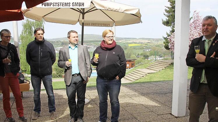Ein Prosit aufs gute Gelingen: Bürgermeister Jürgen Hennemann (rechts) bei der Saisoneröffnung im Freibad. Foto: Ralf Kestel