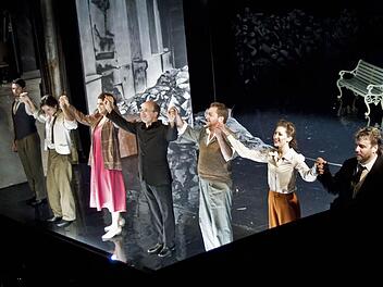 Reichlich Applaus gab es am Ende für die Solistenschar und Coburgs Generalmusikdirektor Roland Kluttig nach der zweiten Aufführung von Puccinis "Bohème" am Landestheater.Foto: Jochen Berger