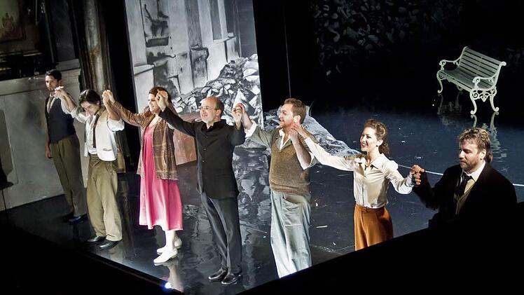 Reichlich Applaus gab es am Ende für die Solistenschar und Coburgs Generalmusikdirektor Roland Kluttig nach der zweiten Aufführung von Puccinis "Bohème" am Landestheater.Foto: Jochen Berger