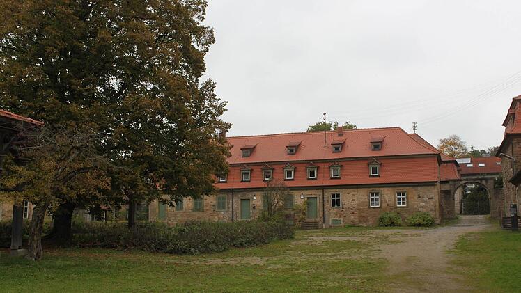 Neu gedeckt wurde vor einigen Jahren das Dach des zur Straße zeigenden Traktes. Foto: Mäuser