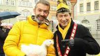 Jürgen Weißleder (links) hat eine der Gänse gewonnen ...