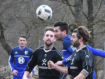 Kopf und Nase vorne: Ervin Gergely gewann mit dem FC 06 Bad Kissingen das Testspiel gegen den SV Sömmersdorf/Obbach klar mit 4:0. Foto: Hopf