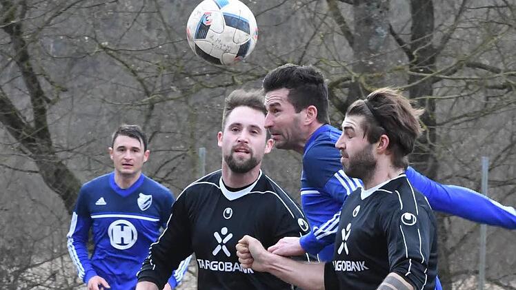 Kopf und Nase vorne: Ervin Gergely gewann mit dem FC 06 Bad Kissingen das Testspiel gegen den SV Sömmersdorf/Obbach klar mit 4:0. Foto: Hopf