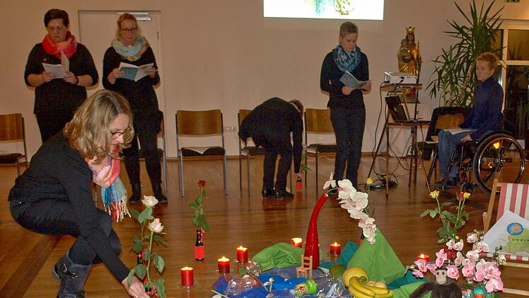 Bei den Ideen zur Bewahrung der Schöpfung wurden auch Rosen rund um den Surinam-Altar gestellt - hier Ingrid Renk, Susanne Deuerling