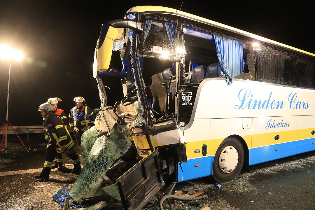 Schweres Busunglück auf A3 in Unterfranken: 18 Verletzte - ein Toter