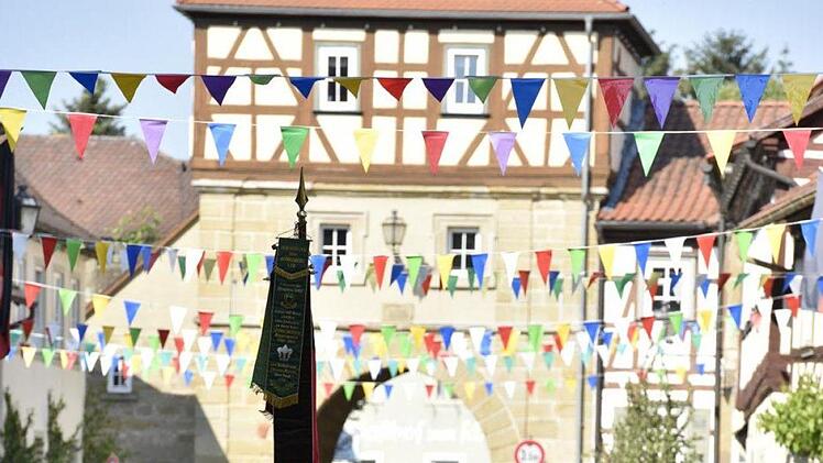 Durch die festlich geschmückte Altstadt Königsbergs marschierte die historische Bürgerwehr vom Marktplatz hinaus zum Festplatz.Gerold Snater
