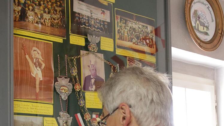 Stadtrat Andi Sesselmann, gleichzeitig Vorsitzender der Stadtsteinacher Narren, begutachtet die Wandvitrine der Faschingsgesellschaft. Einige der Fotos verblassen mit der Zeit. Klaus Klaschka