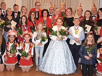Für besonderes Engagement ausgezeichnete Säraspo-Aktive mit den beiden Prinzenpaaren, dem Säraspo-Präsidenten Gernot Schöpf (rechts), dem FVF-Bezirkspräsidenten Norbert Greger (Dritter von links), dem FVF-Beirat Wieland Beierkühnlein (links), Katja Wittmann (Bildmitte, ausgezeichnet mit dem "Till von Franken" in Silber), Madlen Schöpf (links daneben, FVF-Verdienstorden) sowie Melanie Bischoff (rechts daneben). Foto: Lothar Weidner