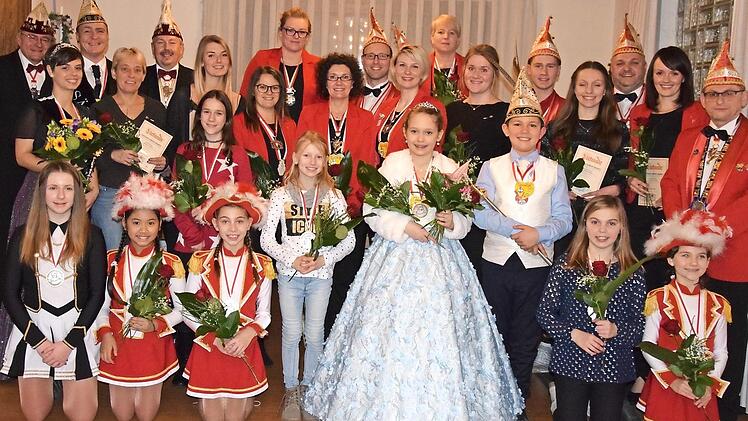 Für besonderes Engagement ausgezeichnete Säraspo-Aktive mit den beiden Prinzenpaaren, dem Säraspo-Präsidenten Gernot Schöpf (rechts), dem FVF-Bezirkspräsidenten Norbert Greger (Dritter von links), dem FVF-Beirat Wieland Beierkühnlein (links), Katja Wittmann (Bildmitte, ausgezeichnet mit dem "Till von Franken" in Silber), Madlen Schöpf (links daneben, FVF-Verdienstorden) sowie Melanie Bischoff (rechts daneben). Foto: Lothar Weidner