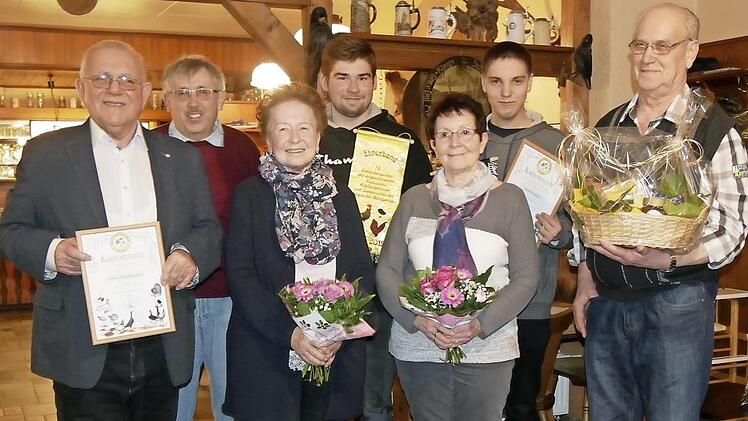 Die Wildenheider Geflügelzüchter frönen mit Herzblut ihrem Hobby. Im vergangenen Jahr errangen sie große Erfolge: von links im Bild sind Ernst Fleischmann, Klaus Krumholz, Angelika Eckstein, Felix Dötschel, Inge Fleischmann, Nico Neumann und Herbert Lieb. Foto: Manja von Nida