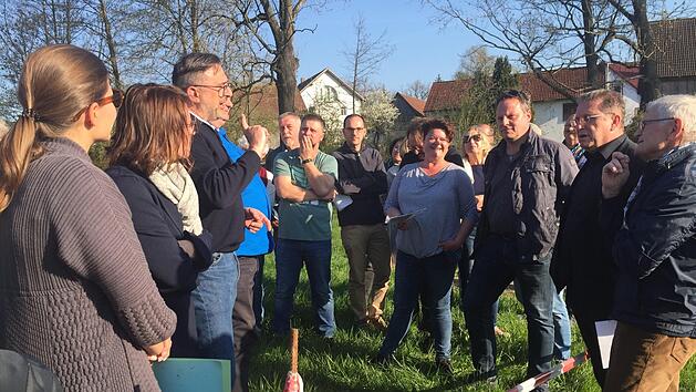 Großer Auflauf am Mittwochabend beim SPD-Ortstermin in Forstlahm: Es wurde kontrovers über den geplanten Soccer-Court beim neuen Spielplatz diskutiert. SPD-Fraktionsvorsitzender Ingo Lehmann (Dritter von rechts) begrüßte "erstmals bei einem SPD-Ortstermin" auch Oberbürgermeister Henry Schramm (CSU/Zweiter von rechts). Foto: Stephan Tiroch