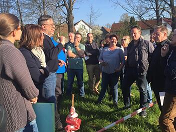 Großer Auflauf am Mittwochabend beim SPD-Ortstermin in Forstlahm: Es wurde kontrovers über den geplanten Soccer-Court beim neuen Spielplatz diskutiert. SPD-Fraktionsvorsitzender Ingo Lehmann (Dritter von rechts) begrüßte "erstmals bei einem SPD-Ortstermin" auch Oberbürgermeister Henry Schramm (CSU/Zweiter von rechts). Foto: Stephan Tiroch
