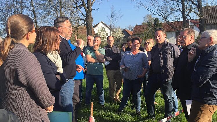 Großer Auflauf am Mittwochabend beim SPD-Ortstermin in Forstlahm: Es wurde kontrovers über den geplanten Soccer-Court beim neuen Spielplatz diskutiert. SPD-Fraktionsvorsitzender Ingo Lehmann (Dritter von rechts) begrüßte "erstmals bei einem SPD-Ortstermin" auch Oberbürgermeister Henry Schramm (CSU/Zweiter von rechts). Foto: Stephan Tiroch