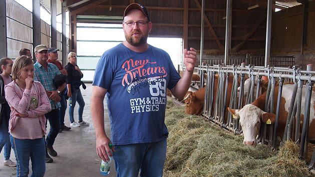 Andreas Erhard f&uuml;hrt die &uuml;ber 40 Besucher durch den Offentretmiststall.  Foto: Simone Hepp
