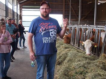 Andreas Erhard f&uuml;hrt die &uuml;ber 40 Besucher durch den Offentretmiststall.  Foto: Simone Hepp