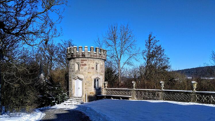 Turm vor Schloss Rosenau