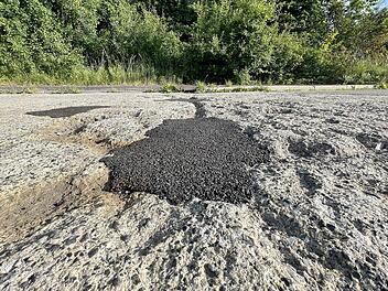 Schlaglöcher allenthalben: In Oberwildflecken und Oberbach sollen einige Straßen saniert werden.