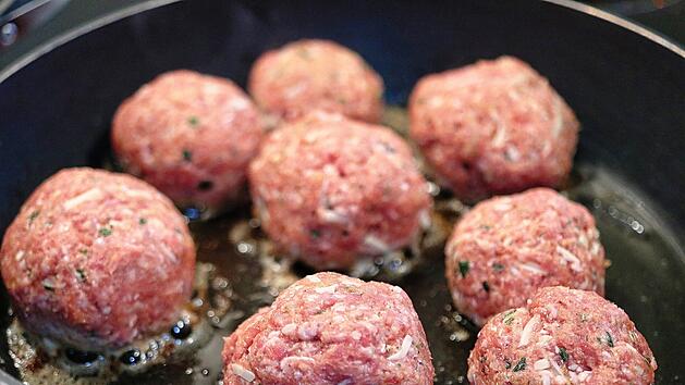 Hackfleisch anbraten - klingt einfach, doch dabei kann man viele Fehler machen.