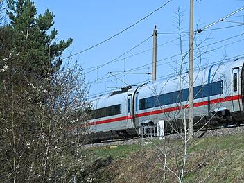 Oberleitung f&auml;llt auf ICE: Hunderte Reisende sitzen fest