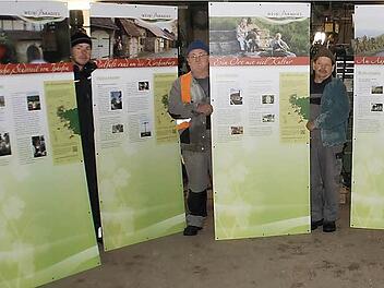 Mit leeren Händen kamen sie, bepackt mit einem großen Schild gingen die Bauhofmitarbeiter nach Hause. Weinparadiesgeschäftsführerin Annerose Pehl-Dürr (rechts) übergab an jede Weinparadiesgemeinde ein eigens gestaltetes Objekt.  Foto: G. Bauer