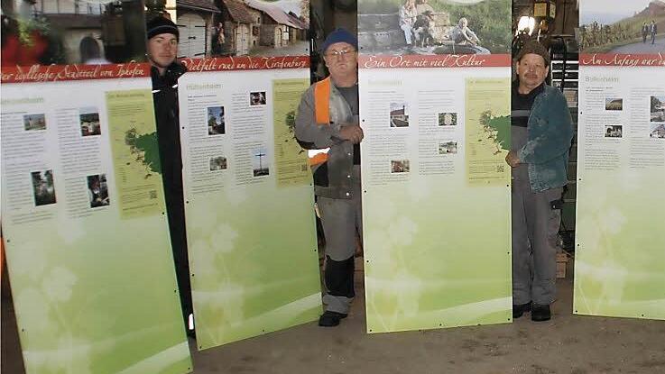 Mit leeren Händen kamen sie, bepackt mit einem großen Schild gingen die Bauhofmitarbeiter nach Hause. Weinparadiesgeschäftsführerin Annerose Pehl-Dürr (rechts) übergab an jede Weinparadiesgemeinde ein eigens gestaltetes Objekt.  Foto: G. Bauer