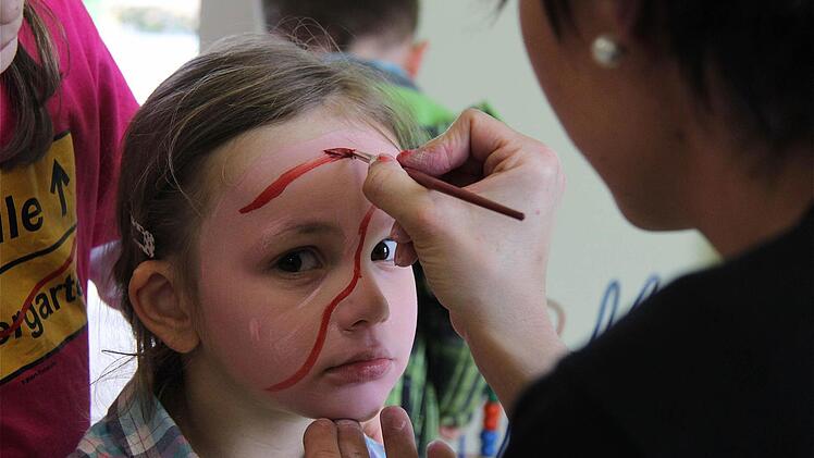 Kinderschminken war eine der Attraktionen zur Einweihung.