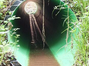 Nachdem neue Rohre verlegt wurden, fließt kein Wasser mehr vom Läurer Wald in die Keller der Anwohner. Fotos: Björn Hein
