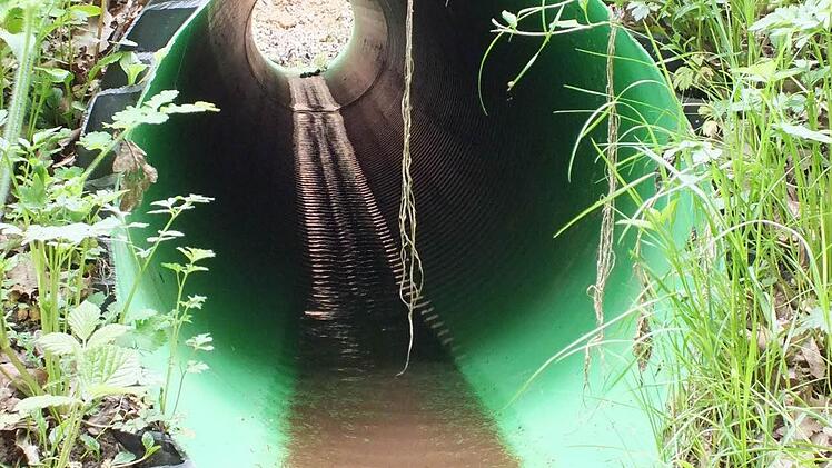 Nachdem neue Rohre verlegt wurden, fließt kein Wasser mehr vom Läurer Wald in die Keller der Anwohner. Fotos: Björn Hein